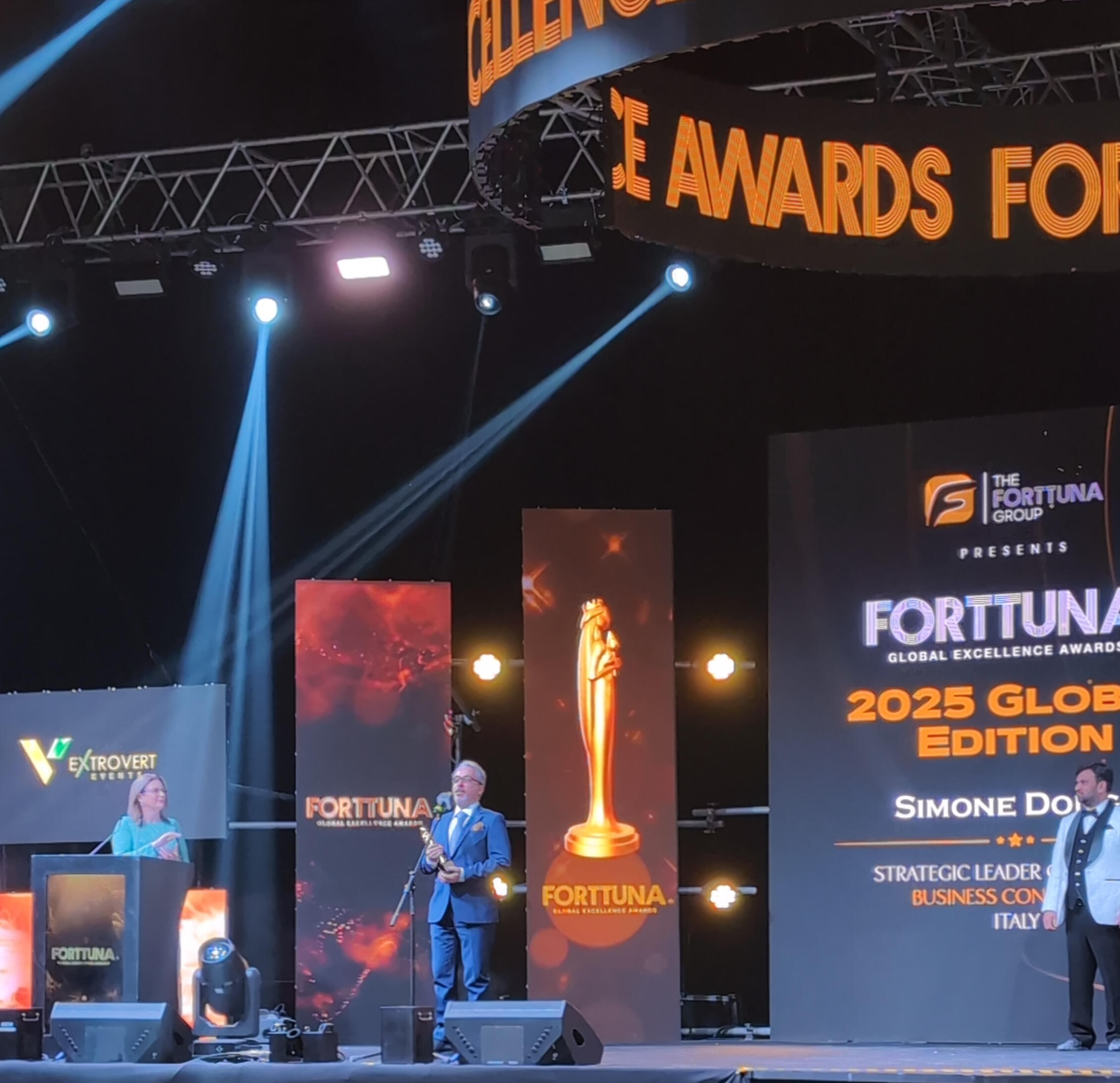 Simone Dongu riceve il premio per "Strategic Leader of the Year - Italy" a Dubai, 2025 dal Forttuna Global Excellence Awards Simone Dongu riceve il premio per "Strategic Leader of the Year - Italy" a Dubai, 2025 dal Forttuna Global Excellence Awards